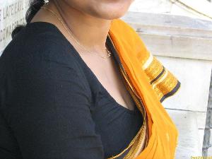 Abitha Aunty_38.jpg Cute Abitha Aunty Saree Candid Panties and Nudes